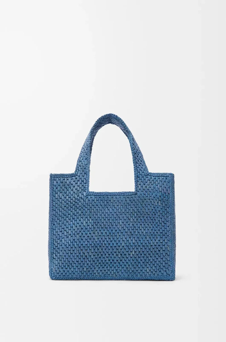 kleine loewe font tragetasche aus hellblauem bast