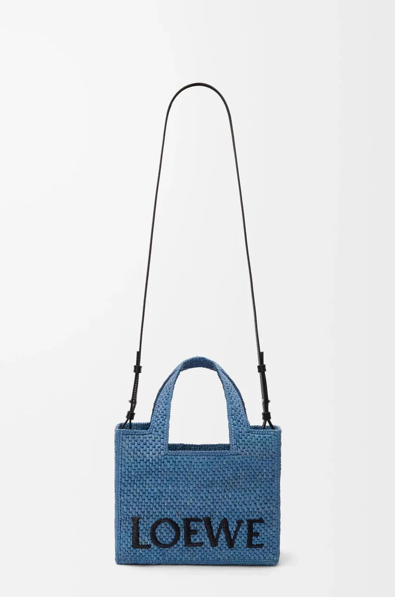 kleine loewe font tragetasche aus hellblauem bast