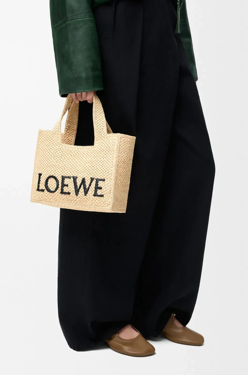 kleine loewe font tragetasche aus bast natur