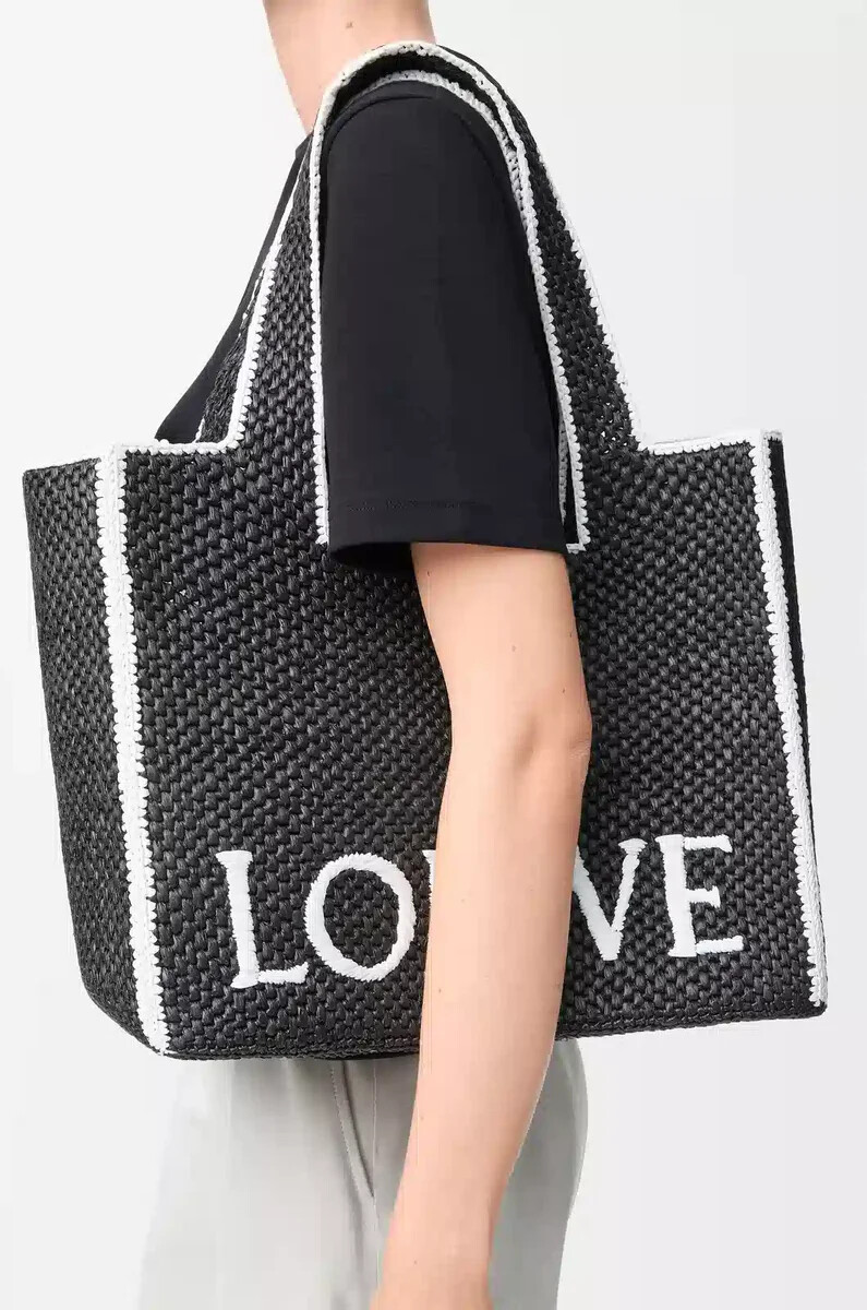 große loewe font tote aus bast schwarz