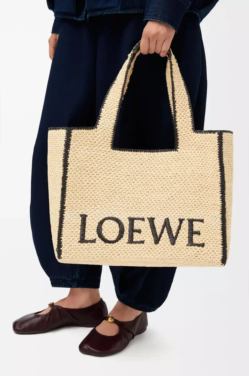 große loewe font tragetasche aus bast natur
