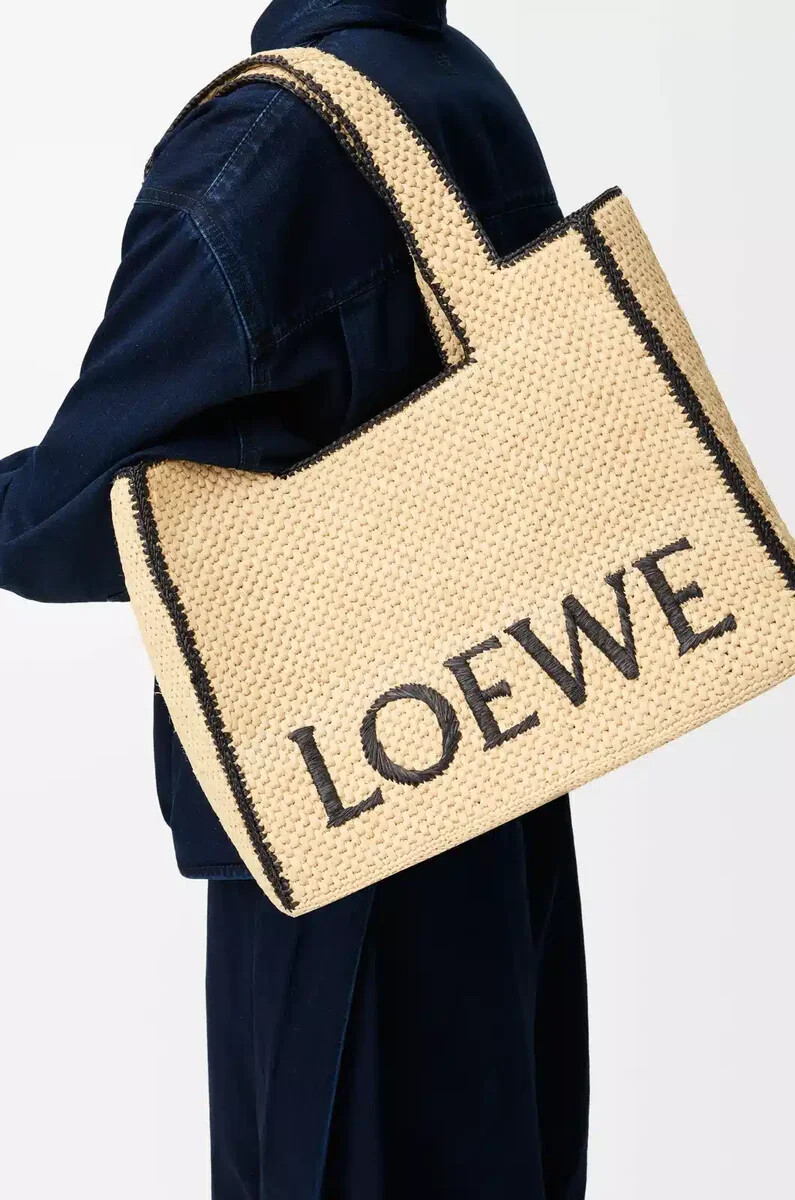 große loewe font tragetasche aus bast natur