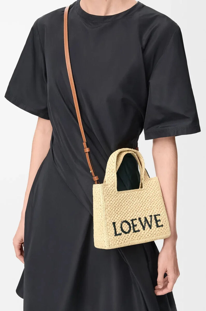 mini loewe font tote aus bast natur