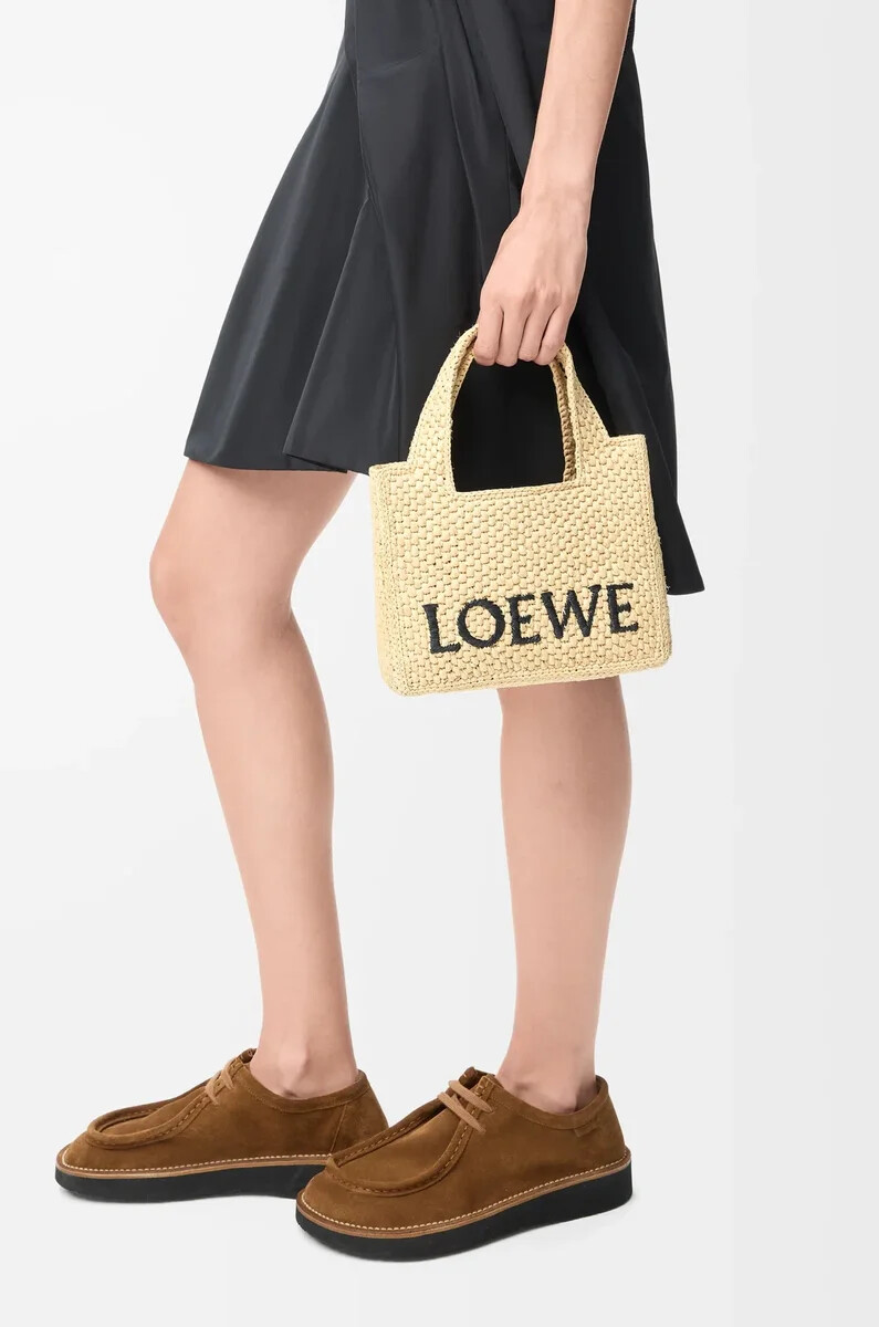 mini loewe font tote aus bast natur