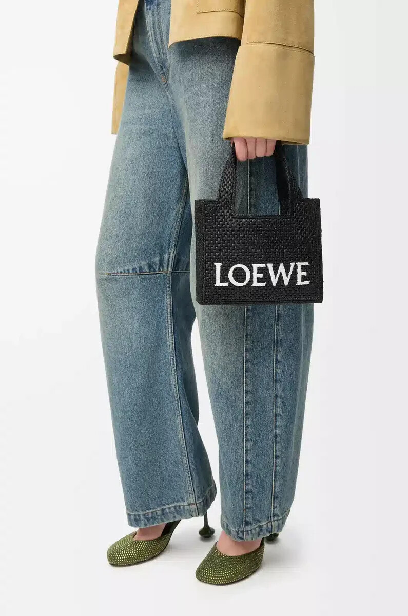 mini loewe font tote aus bast schwarz