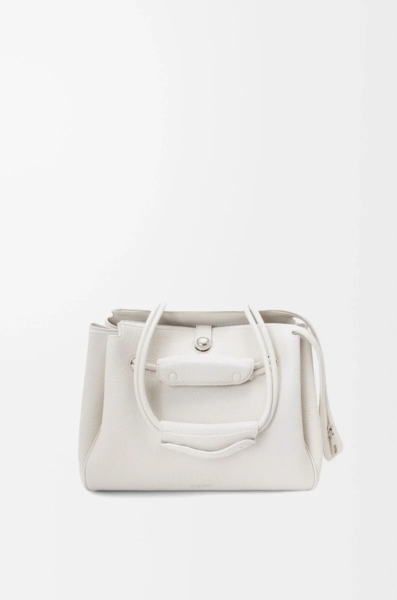 mittelgroße madrid-tasche aus geschmeidigem genarbtem kalbsleder in soft white
