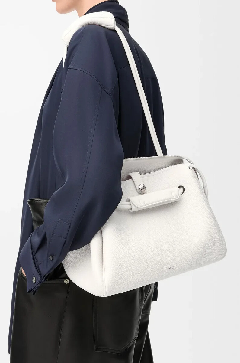 mittelgroße madrid-tasche aus geschmeidigem genarbtem kalbsleder in soft white