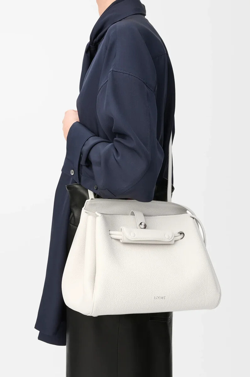 mittelgroße madrid-tasche aus geschmeidigem genarbtem kalbsleder in soft white