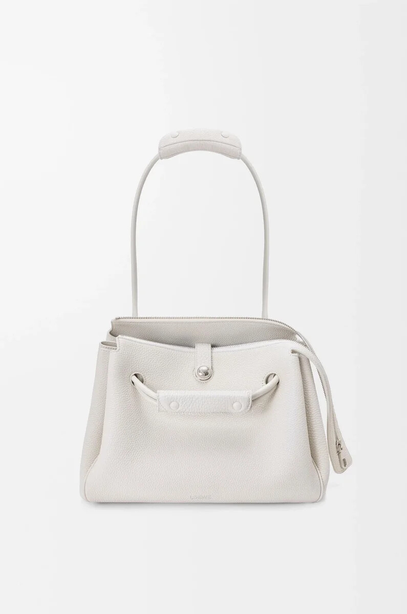 mittelgroße madrid-tasche aus geschmeidigem genarbtem kalbsleder in soft white