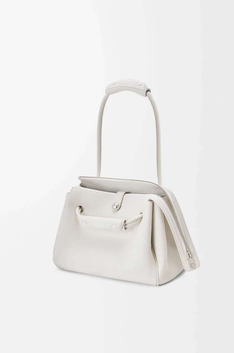 mittelgroße madrid-tasche aus geschmeidigem genarbtem kalbsleder in soft white