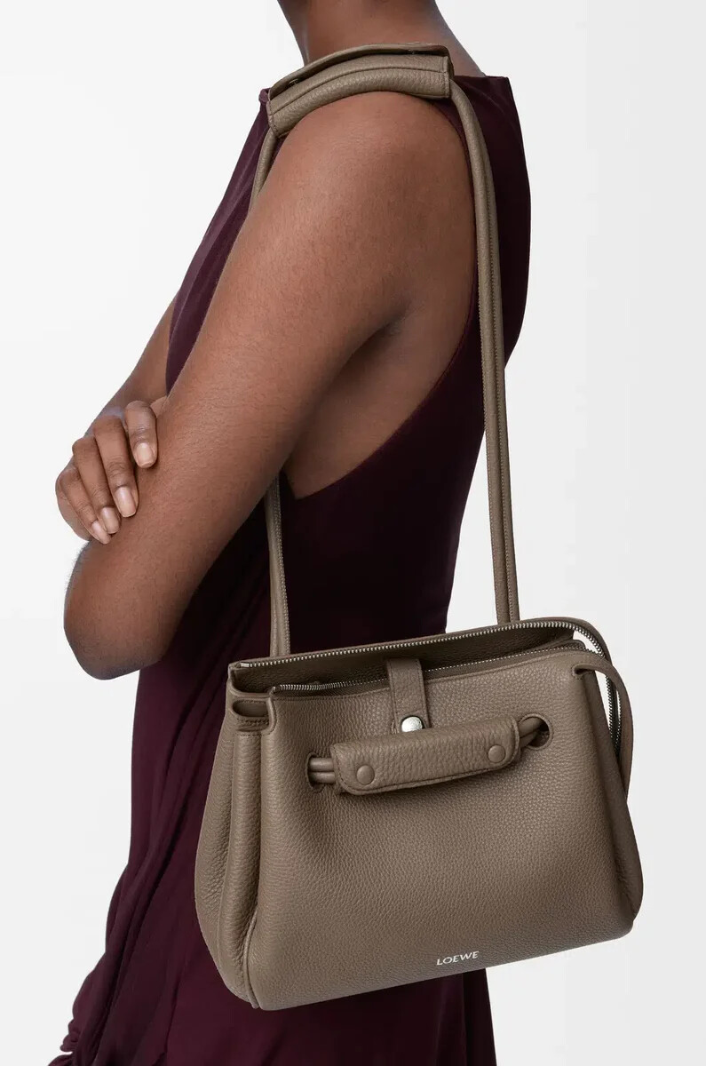 kleine madrid-tasche aus geschmeidigem genarbtem kalbsleder in taupe