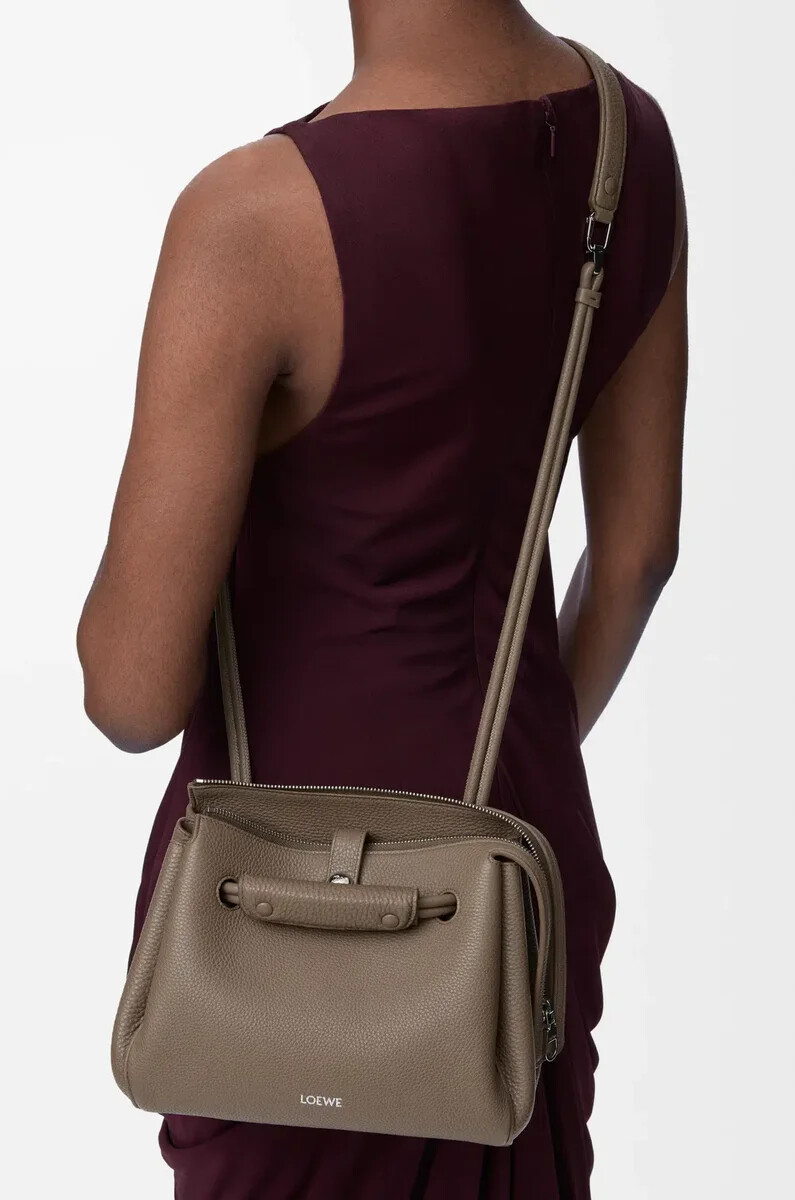 kleine madrid-tasche aus geschmeidigem genarbtem kalbsleder in taupe
