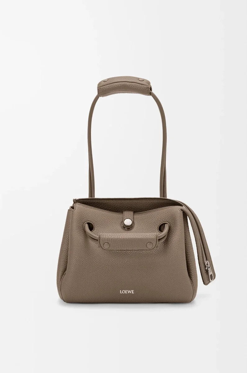 kleine madrid-tasche aus geschmeidigem genarbtem kalbsleder in taupe