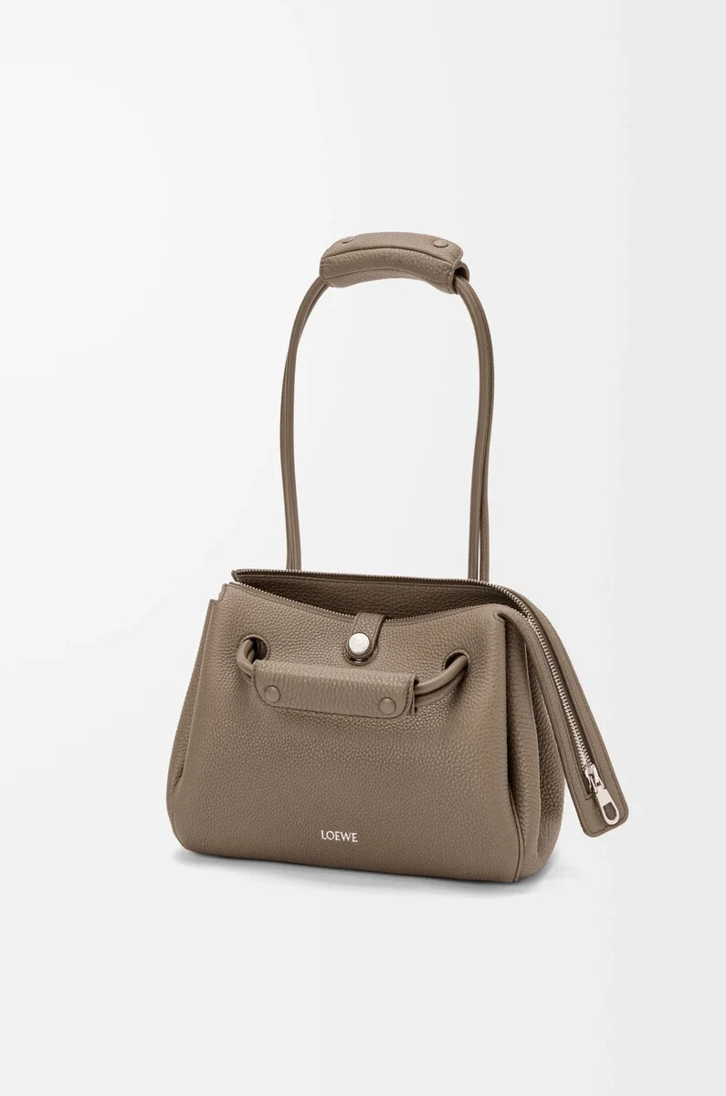 kleine madrid-tasche aus geschmeidigem genarbtem kalbsleder in taupe