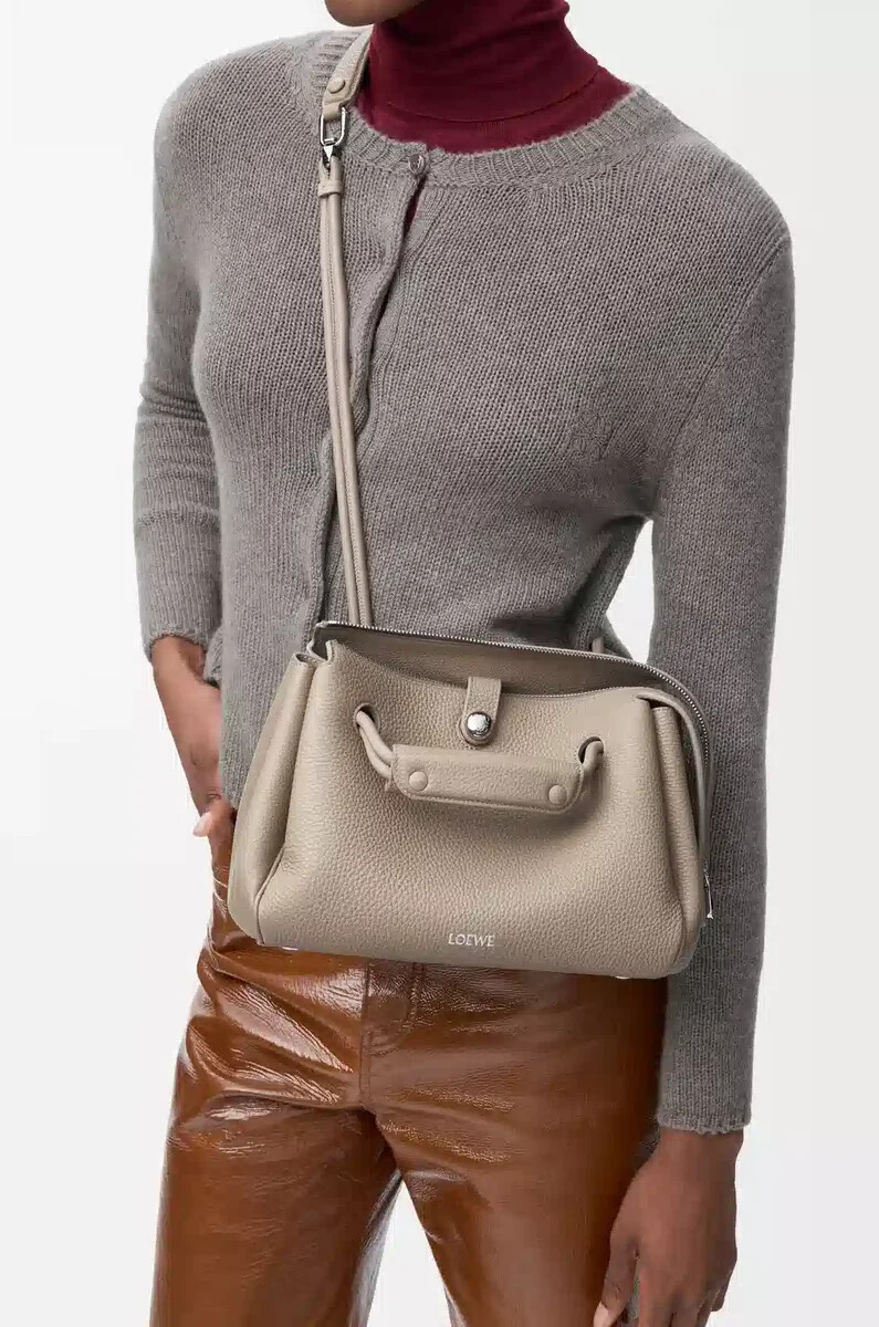 kleine madrid-tasche aus geschmeidigem genarbtem kalbsleder farbe clay