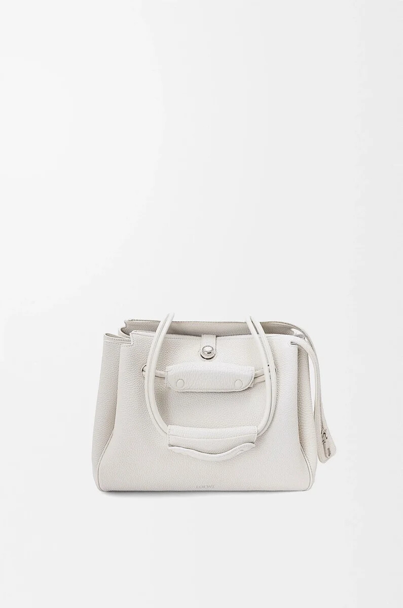 kleine madrid-tasche aus geschmeidigem genarbtem kalbsleder in soft white