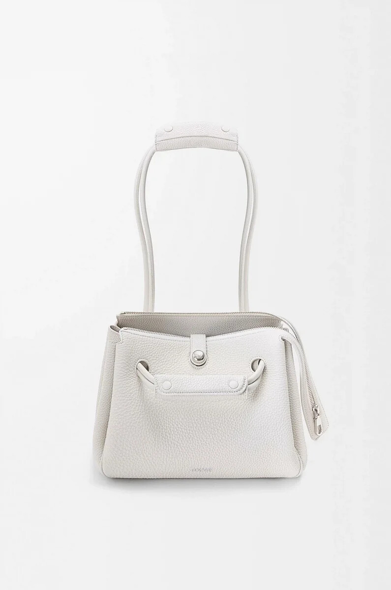kleine madrid-tasche aus geschmeidigem genarbtem kalbsleder in soft white
