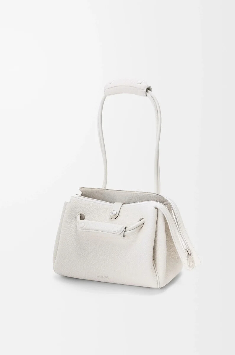 kleine madrid-tasche aus geschmeidigem genarbtem kalbsleder in soft white