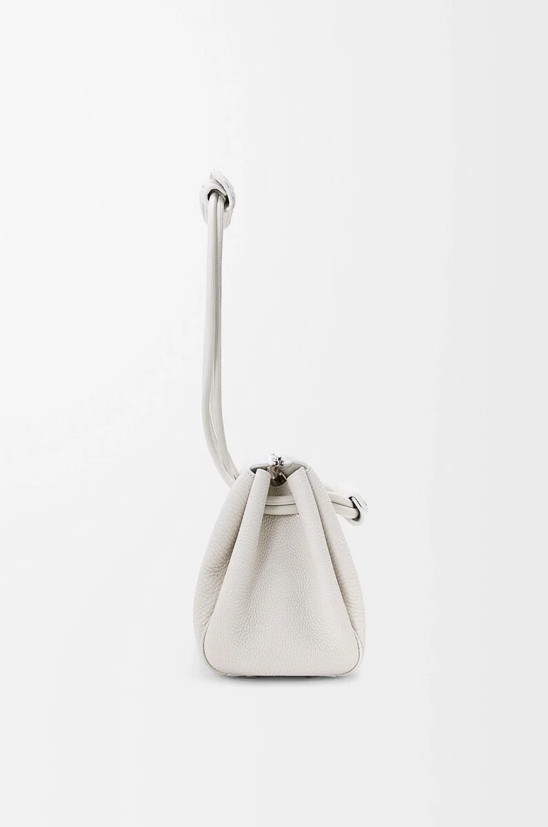 kleine madrid-tasche aus geschmeidigem genarbtem kalbsleder in soft white