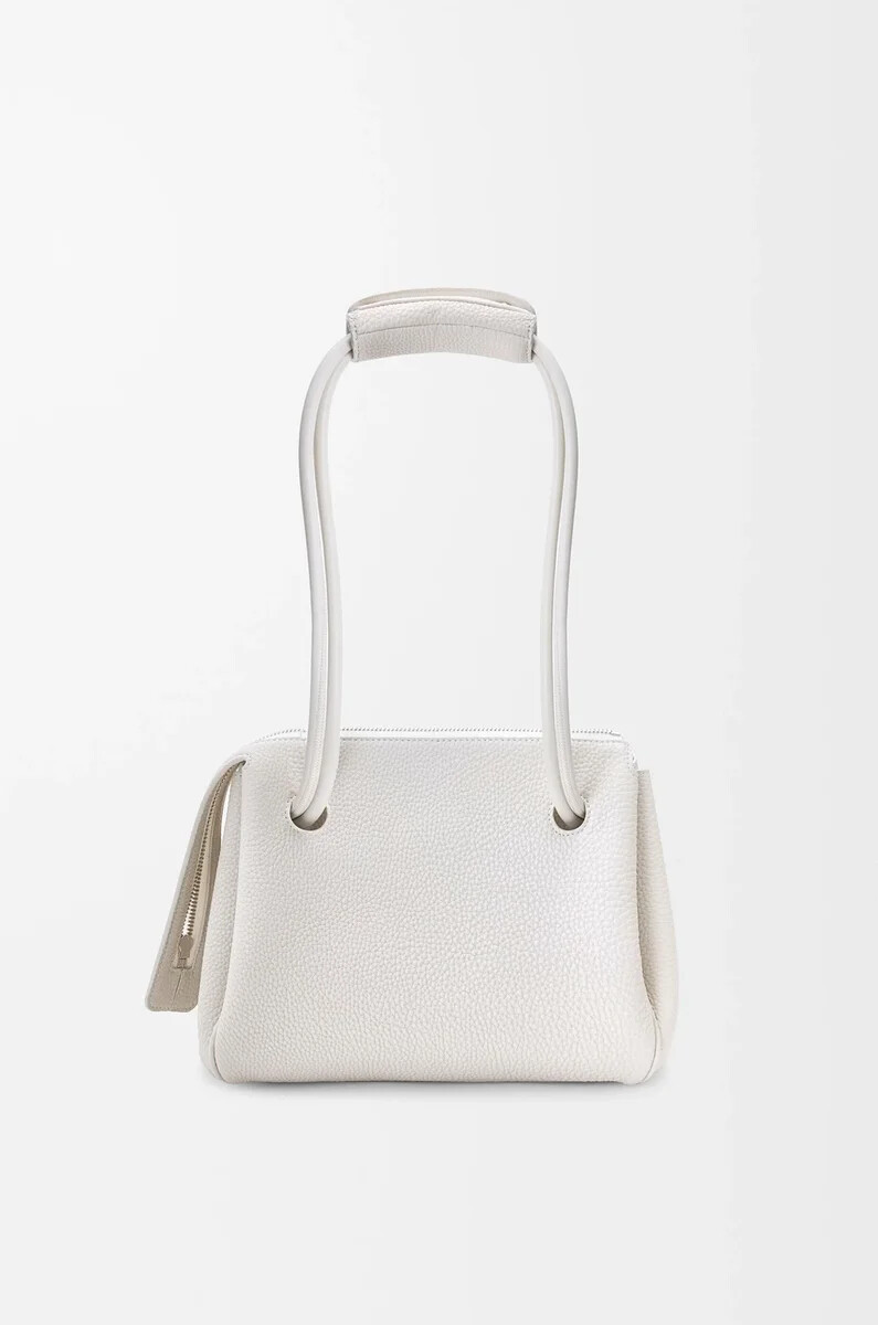 kleine madrid-tasche aus geschmeidigem genarbtem kalbsleder in soft white