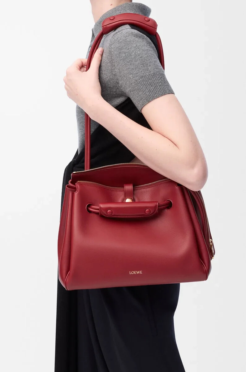 mittelgroße madrid-tasche aus geschmeidigem kalbsleder in der farbe burnt red