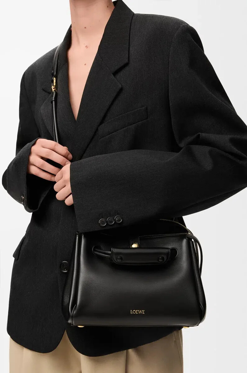 kleine madrid-tasche aus geschmeidigem kalbsleder schwarz
