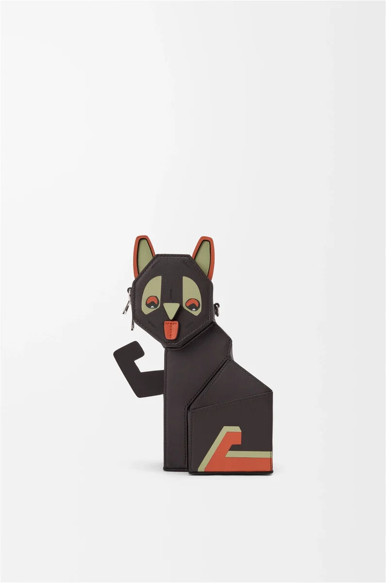 futuristische katzen-clutch aus klassischem kalbsleder in dunkeltaupe