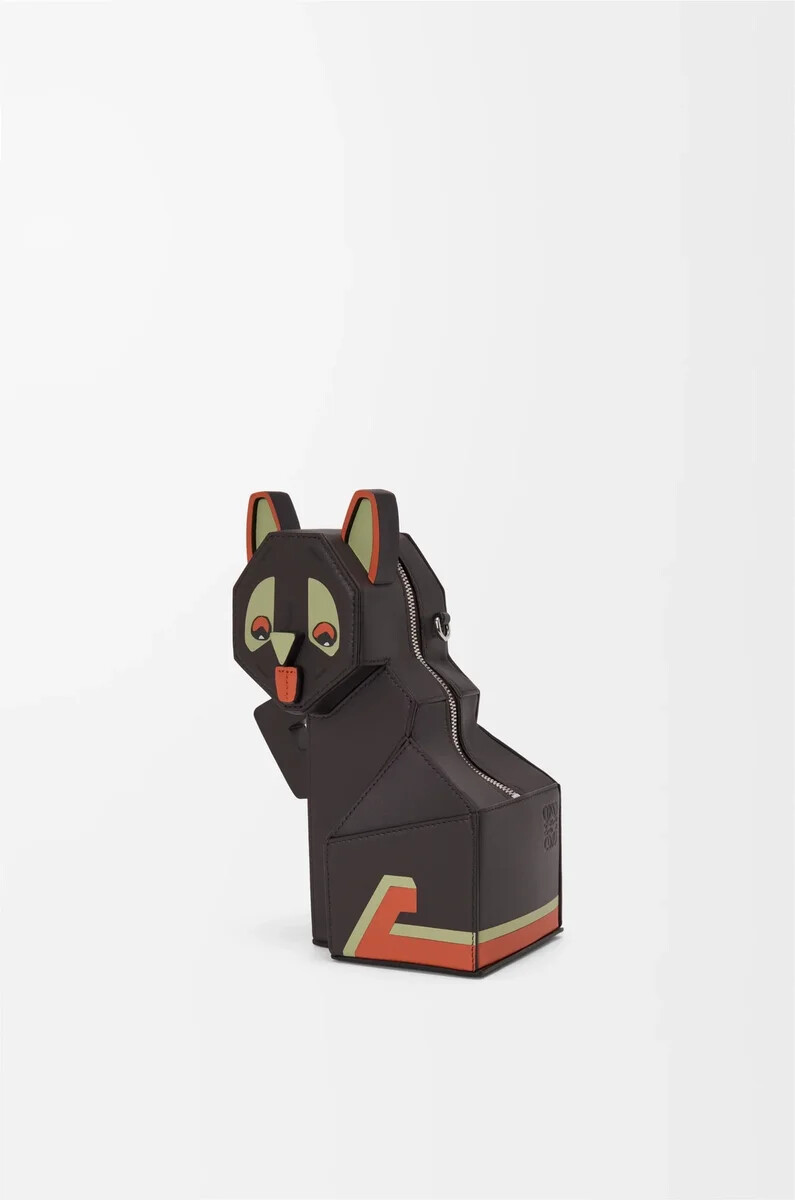 futuristische katzen-clutch aus klassischem kalbsleder in dunkeltaupe