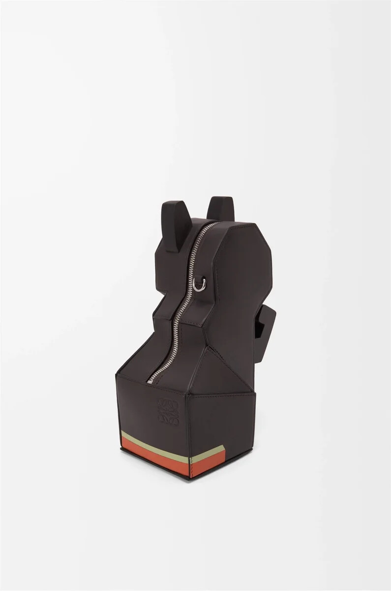 futuristische katzen-clutch aus klassischem kalbsleder in dunkeltaupe