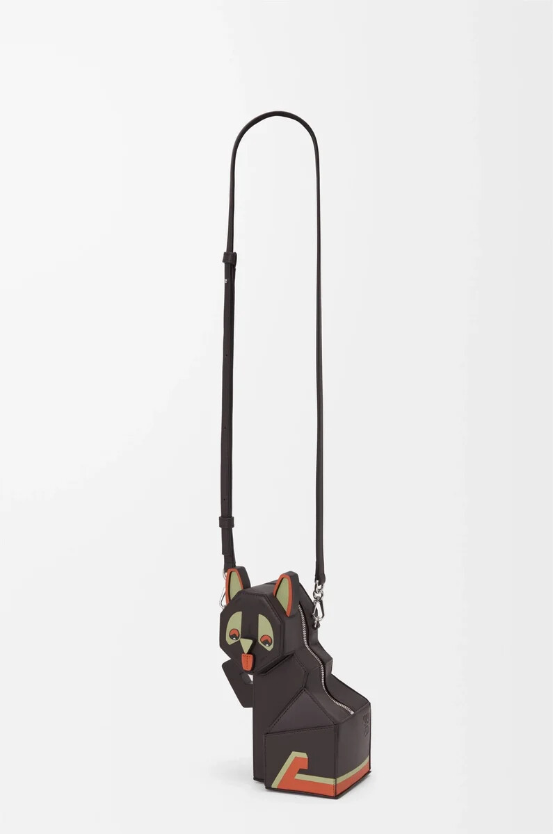 futuristische katzen-clutch aus klassischem kalbsleder in dunkeltaupe