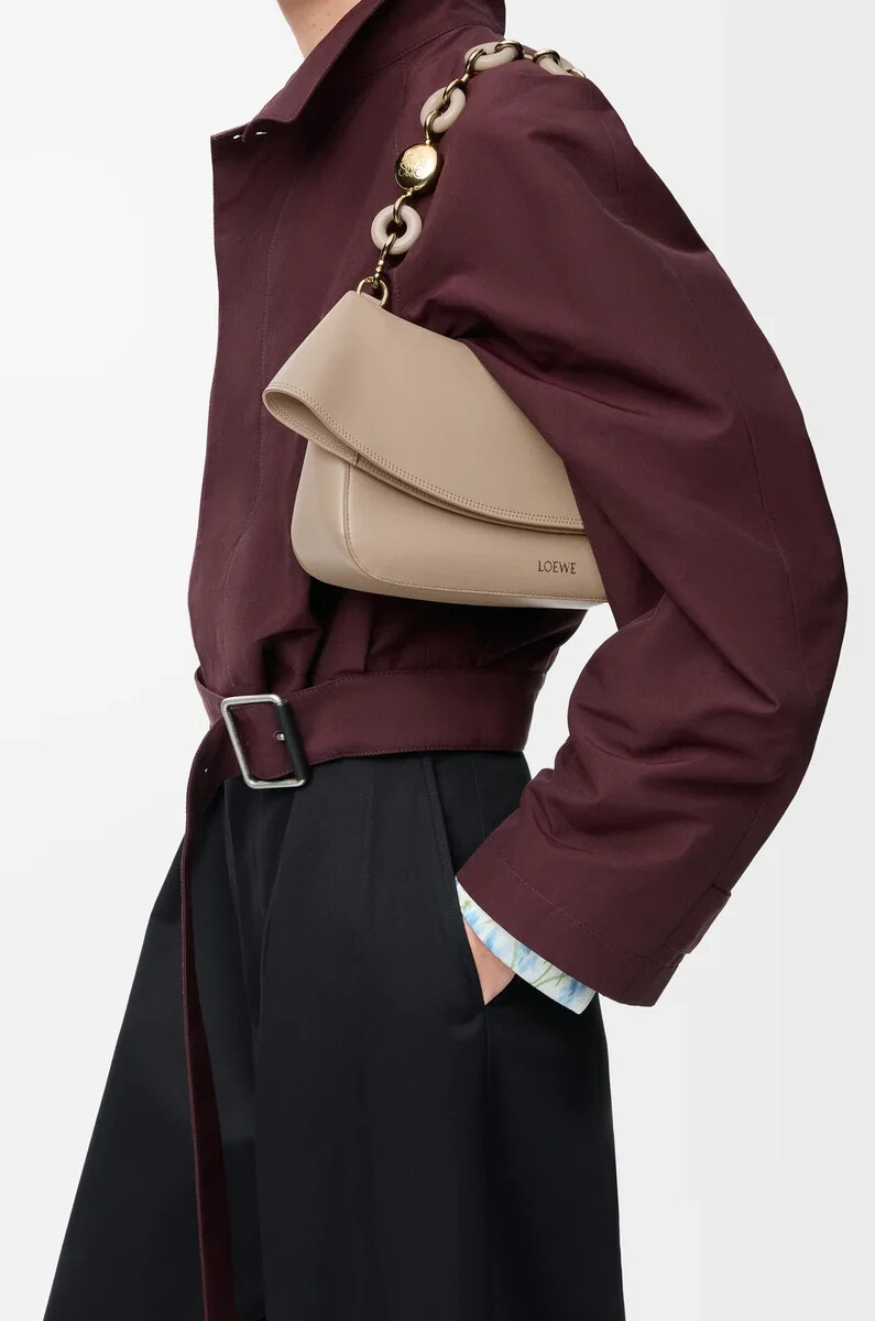 mittelgroße ola-tasche aus glattem kalbsleder farbe sand