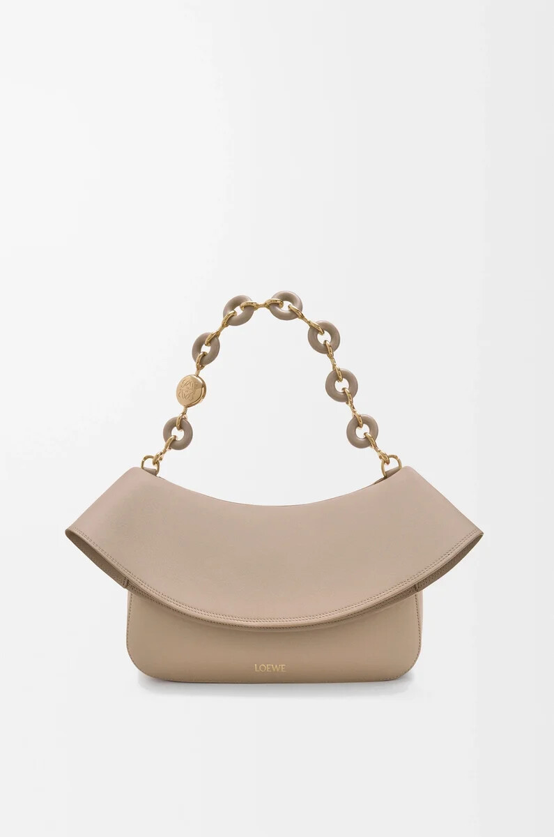 mittelgroße ola-tasche aus glattem kalbsleder farbe sand