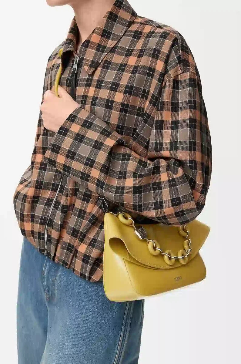 mittelgroße ola-tasche aus glattem kalbsleder ingwer