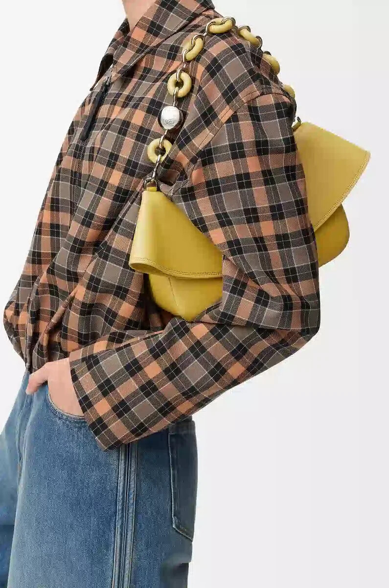 mittelgroße ola-tasche aus glattem kalbsleder ingwer