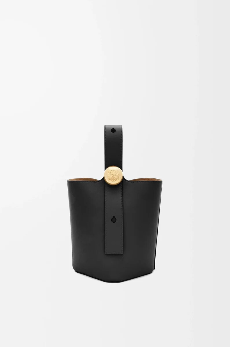 mini pebble eimer aus glattem kalbsleder schwarz
