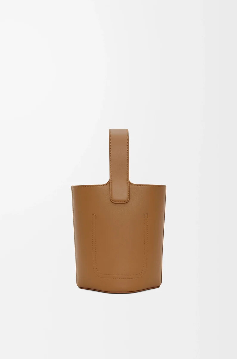 mini pebble eimer aus glattem kalbsleder eiche