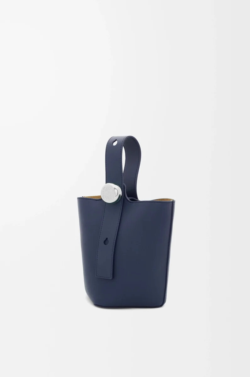 mini pebble eimer aus glattem kalbsleder in abyss blue
