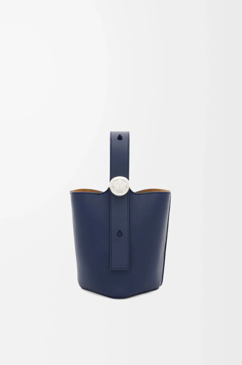 mini pebble eimer aus glattem kalbsleder in abyss blue