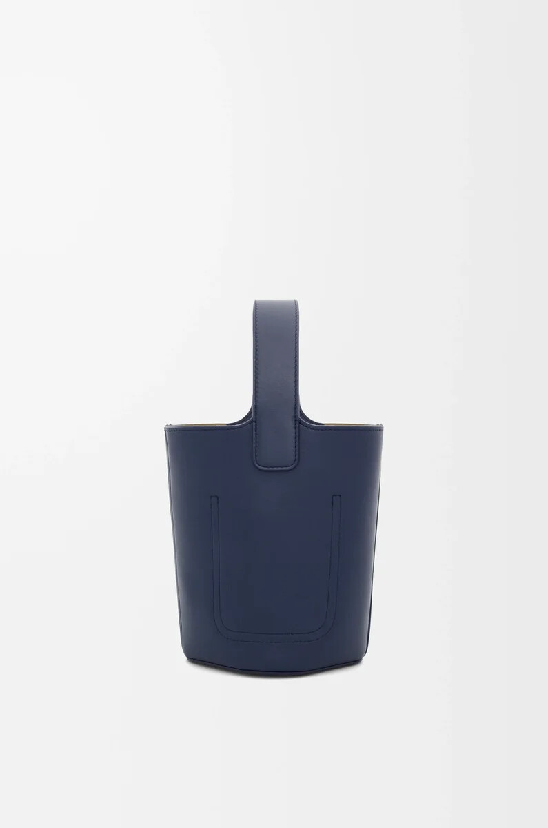 mini pebble eimer aus glattem kalbsleder in abyss blue