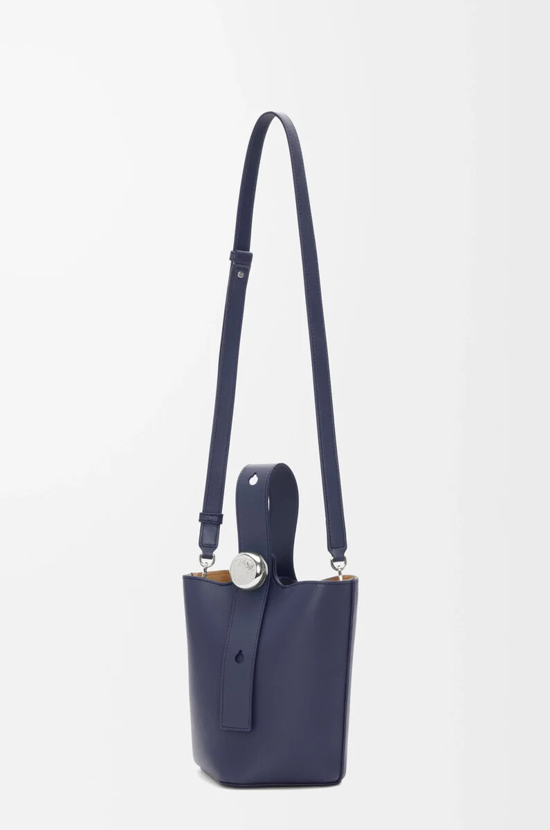 mini pebble eimer aus glattem kalbsleder in abyss blue