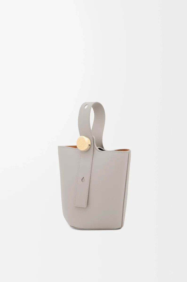 mini pebble eimer aus glattem kalbsleder in shell grey