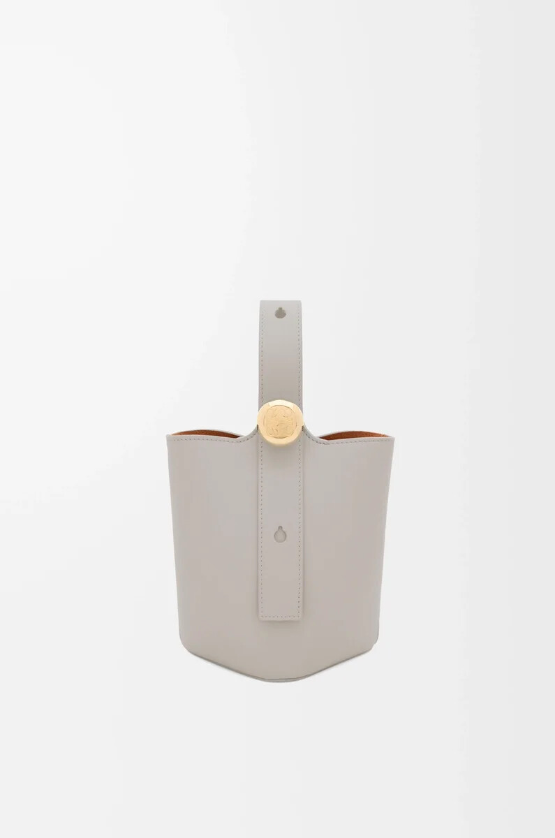 mini pebble eimer aus glattem kalbsleder in shell grey