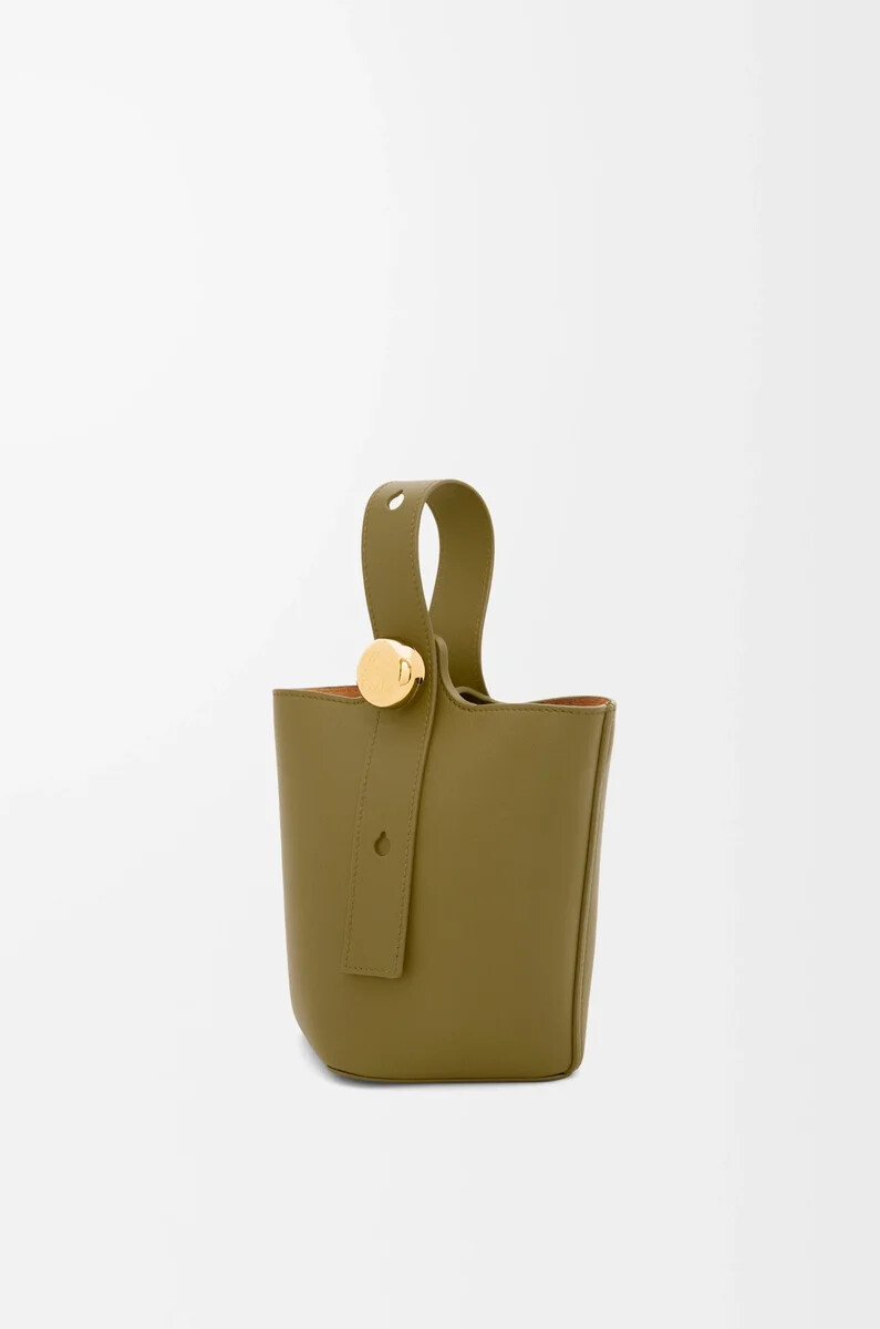mini pebble eimer aus glattem kalbsleder olive