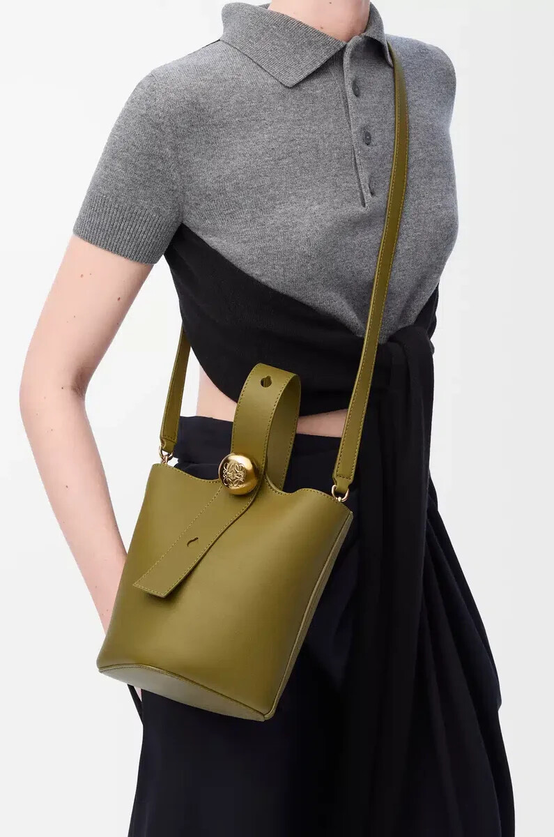 mini pebble eimer aus glattem kalbsleder olive
