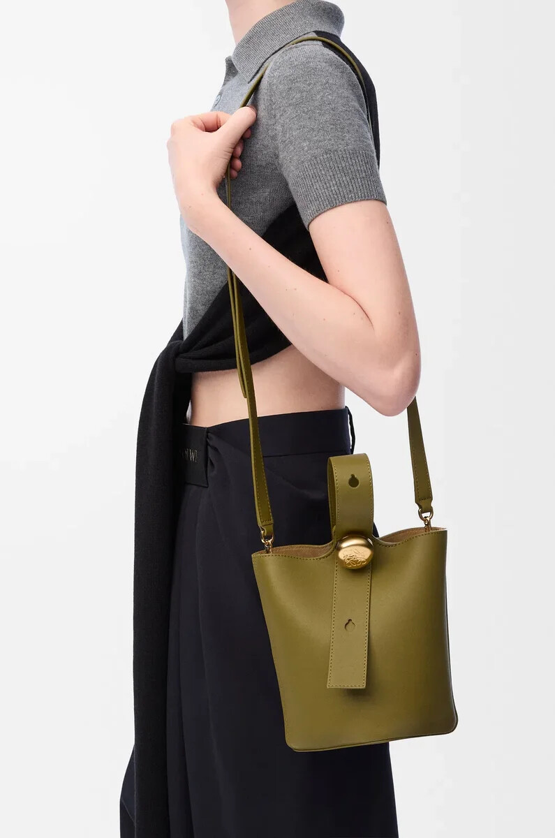 mini pebble eimer aus glattem kalbsleder olive