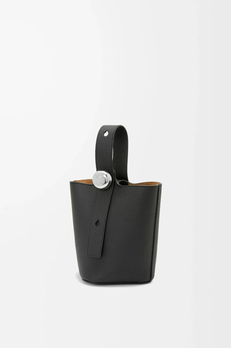 mini pebble bucket tasche aus weichem genarbtem kalbsleder schwarz