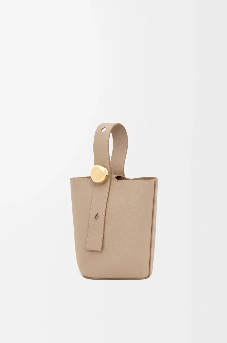 mini pebble bucket tasche aus weichem genarbtem kalbsleder sand