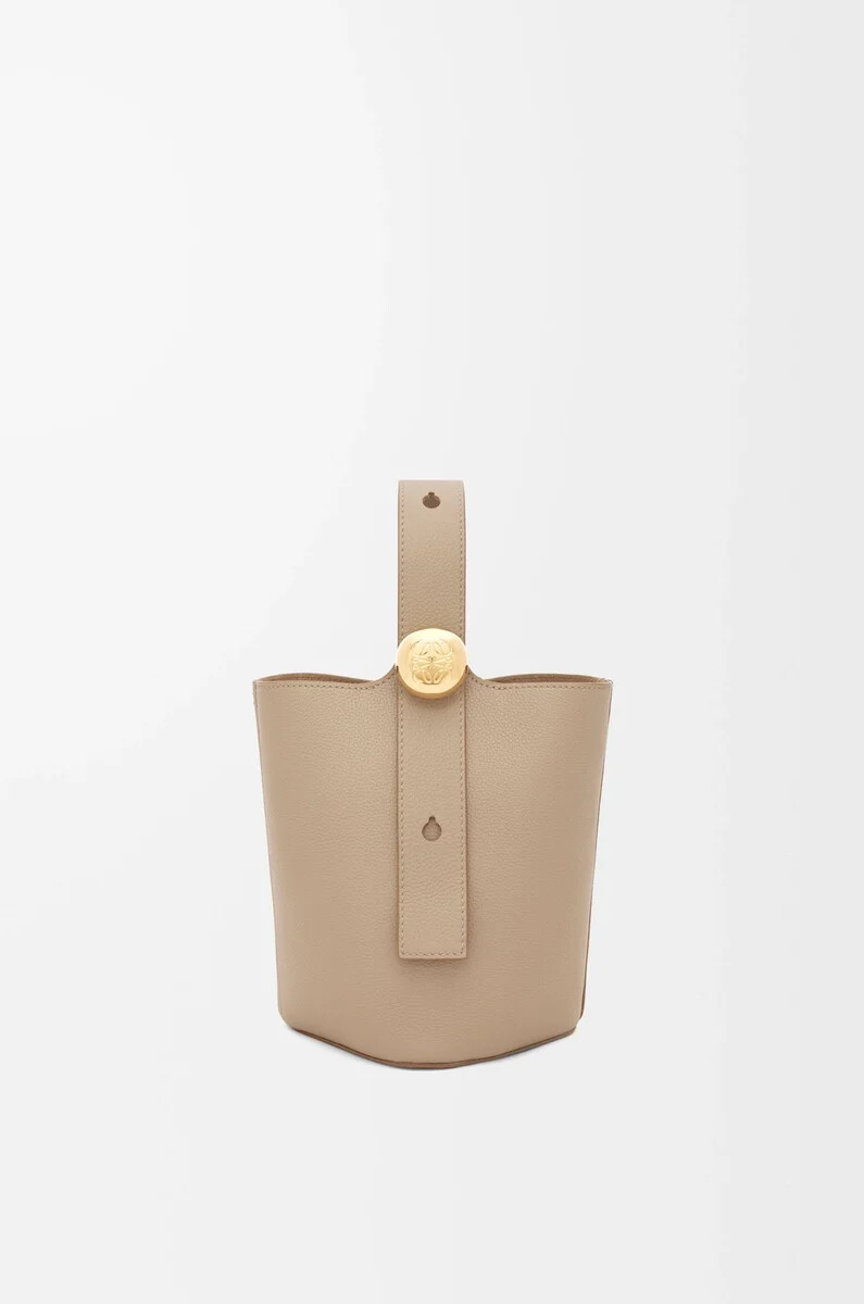 mini pebble bucket tasche aus weichem genarbtem kalbsleder sand