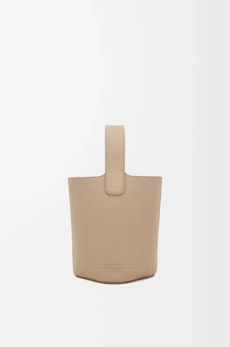mini pebble bucket tasche aus weichem genarbtem kalbsleder sand