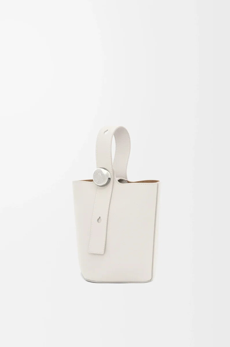 mini pebble bucket tasche aus weichem genarbtem kalbsleder in soft white
